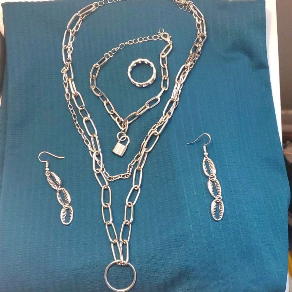 Nwot Women's Costume Jewelry Set.
